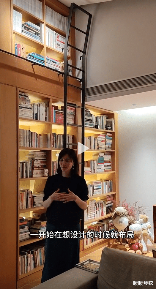 刘孜首次公开自己的家，住的别墅里有图书馆，老公和12岁儿子出镜