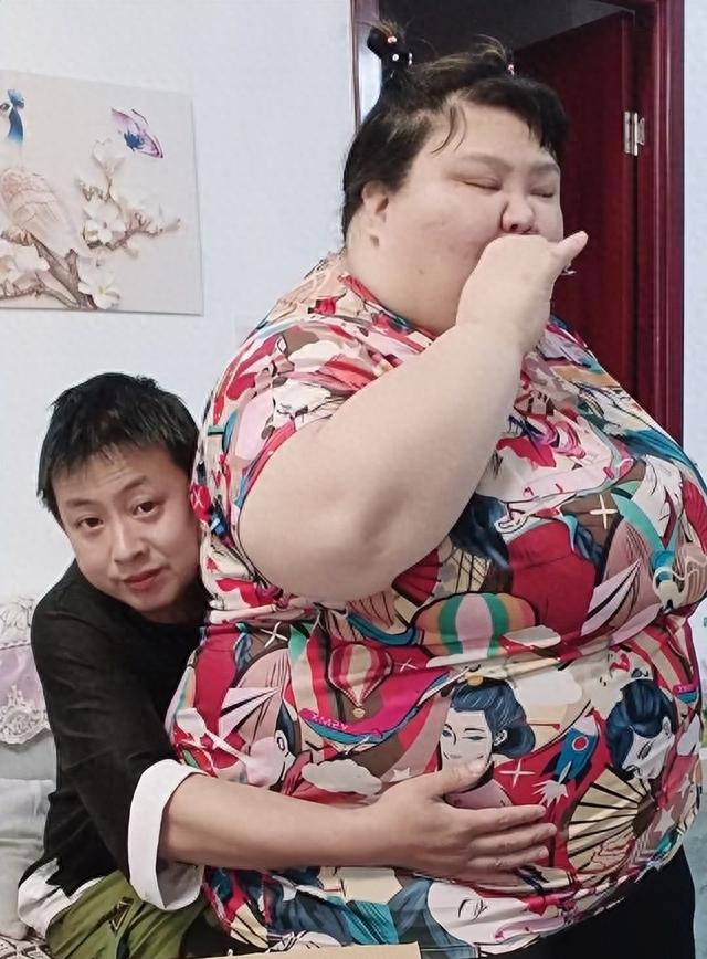 昔日校花被丈夫喂到330斤、睡塌两张床，丈夫：我怕她被别人抢走