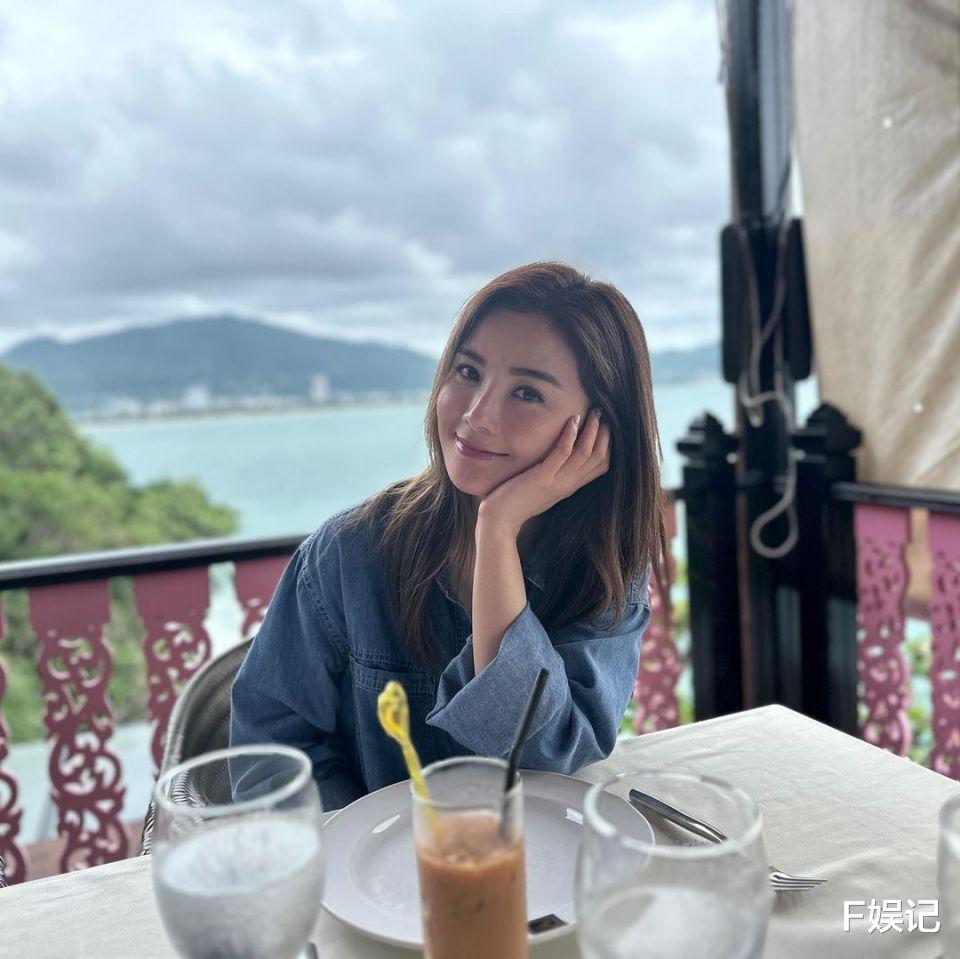 李湘|蔡卓妍和爸爸等一家人出去旅游 90岁的奶奶也开心一起出游