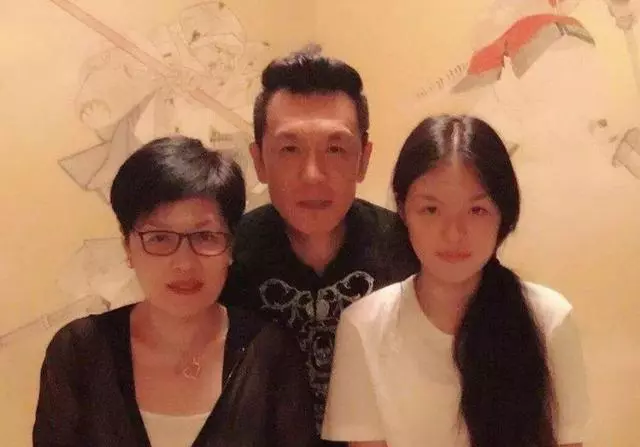 李咏女儿回国宣布出道,网友:从哪来回哪去,中国不欢迎你