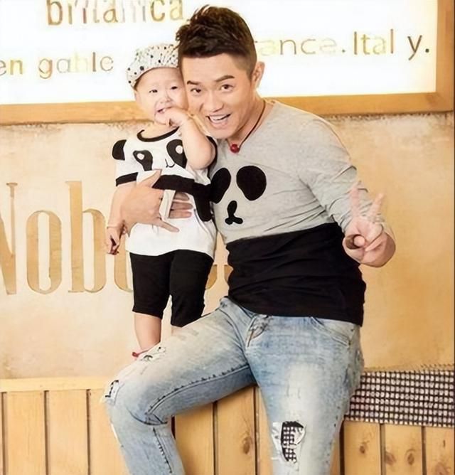 曾毅|凤凰传奇曾毅夫妻罕同框,老婆朴素举止情商高,一双儿女胖嘟嘟