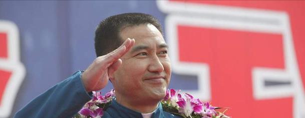 我国共13人上过太空,为何2位是航天英雄,其他是英雄航天员?