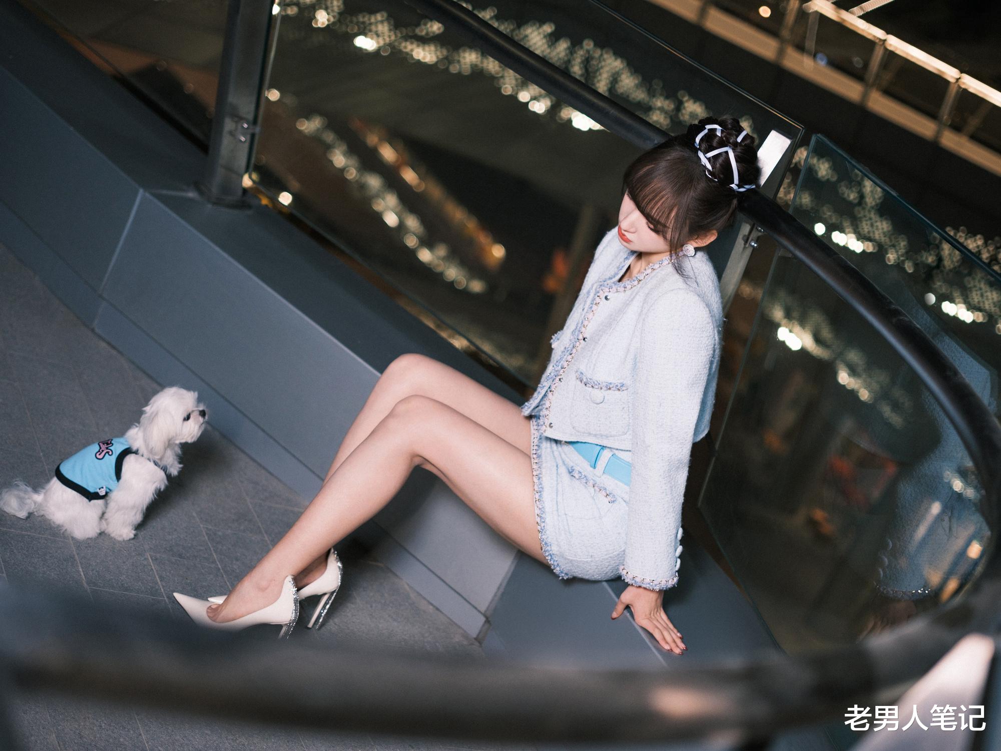 程潇|程潇小香风造型上线,白色小可爱外搭浅蓝西装裙,又酷又美