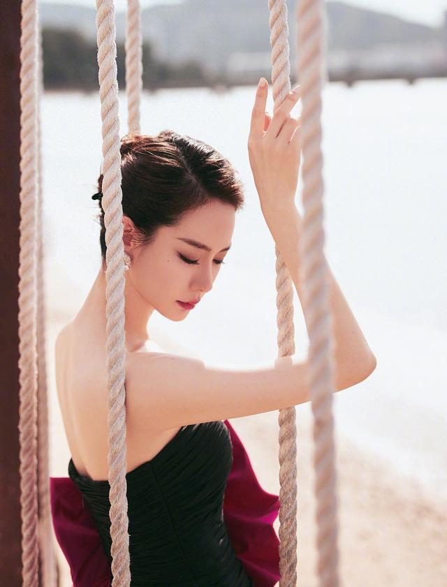 戚薇玫红蝴蝶结裙清冷红唇妆