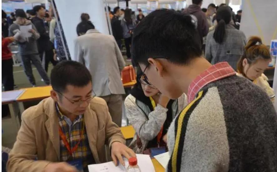 生育率|职场压榨才是生育率的拦路虎，委员呼吁捍卫8小时工作制，大实话