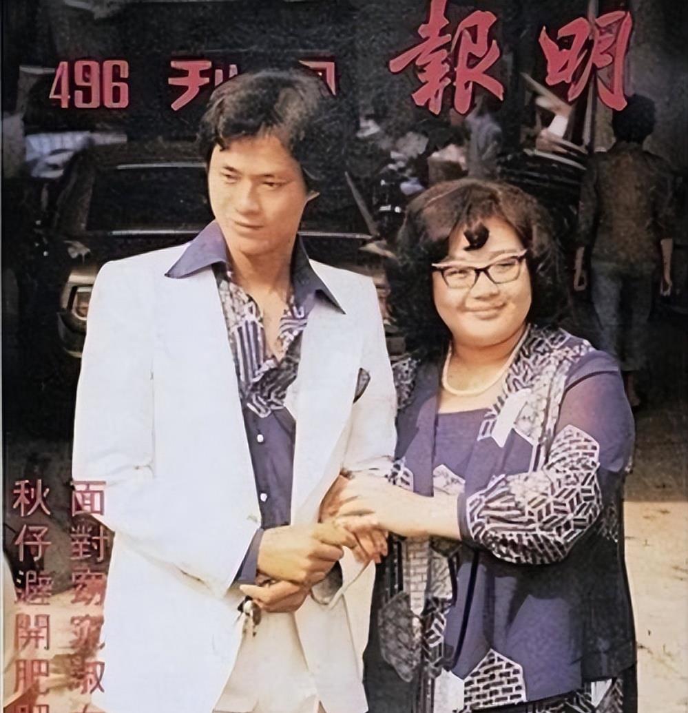 76岁郑少秋带三婚娇妻买豪车,大肆挥霍,夫妻两人长相如同两代人