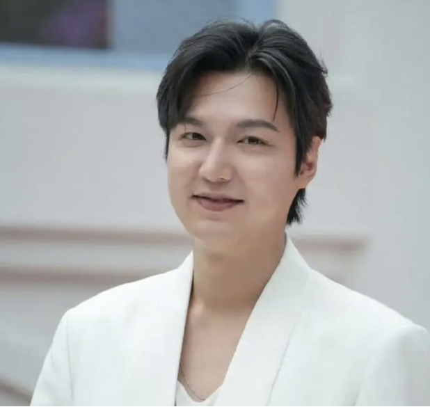 “韩式发福”惹争议，朴灿烈近照脸大变肿，粉丝还爱吗？