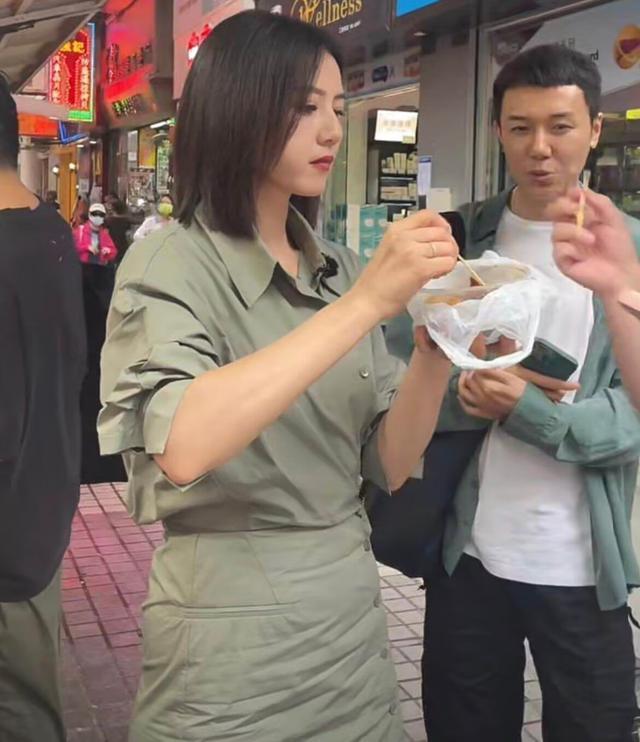 穿衣搭配 高圆圆的无修生图，治好了我的“年龄焦虑”！