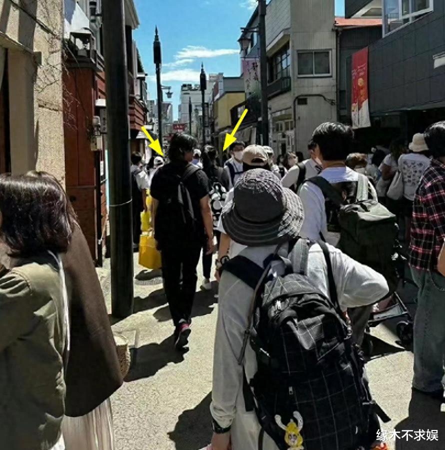 55岁郑伊健日本街头被偶遇,T恤全起球,和蒙嘉慧拮据生活疑曝光