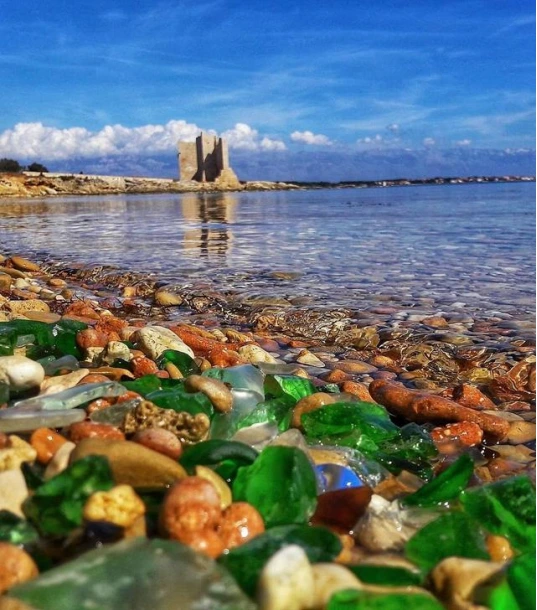 沙滩|从垃圾满天飞，变身著名旅游胜地，大批游客慕名来捡“水晶”