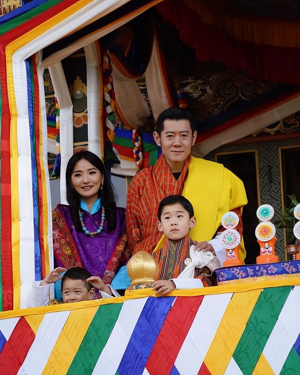 任敏|不丹王后挺三胎孕肚首次亮相!带俩儿子出游,没穿传统服饰更嫩了