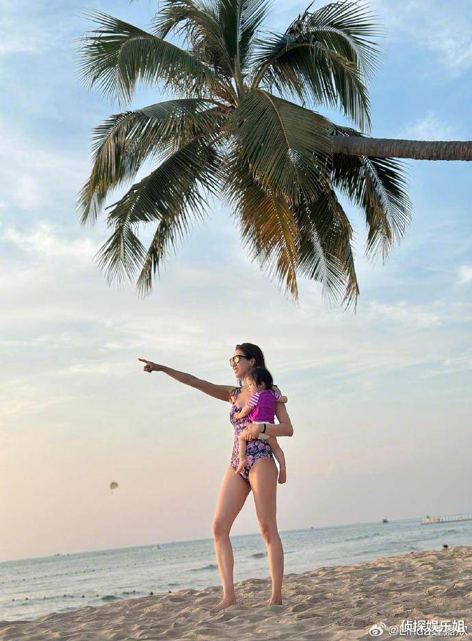 钟嘉欣带娃海边出游,辣妈穿泳装纤瘦养眼,三个儿女都像爸爸