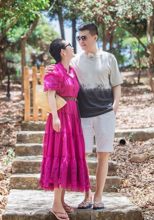 |秦海璐越活越年轻!44岁穿玫红裙如大学生,躲老公怀中娇羞似少女