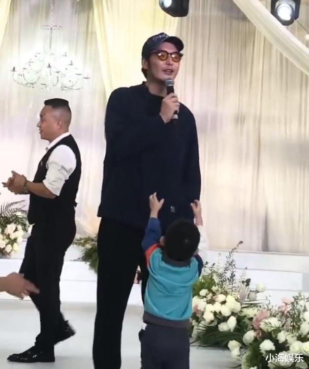 金世佳参加表弟婚礼，儿子罕见曝光长相帅气，和漂亮老婆隐婚多年