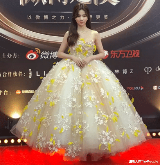 杨紫|微博之夜女星生图：热巴杨紫惊艳，杨幂脸垮金晨干瘪，刘诗诗脸僵