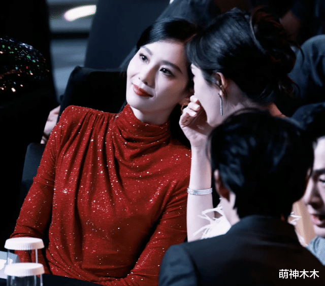 尖叫之夜尴尬瞬间：躲避C位，假唱被嘲，魏大勋上台秦岚玩手机