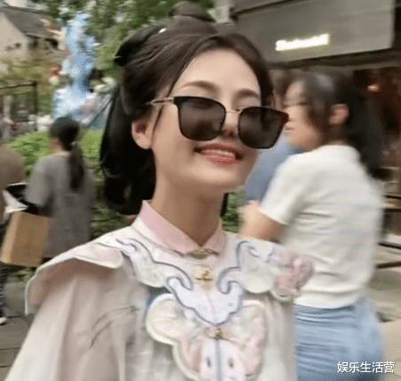 樊小慧骑单车追日出，骑2千公里气质像名媛，男摄影师比前夫帅气