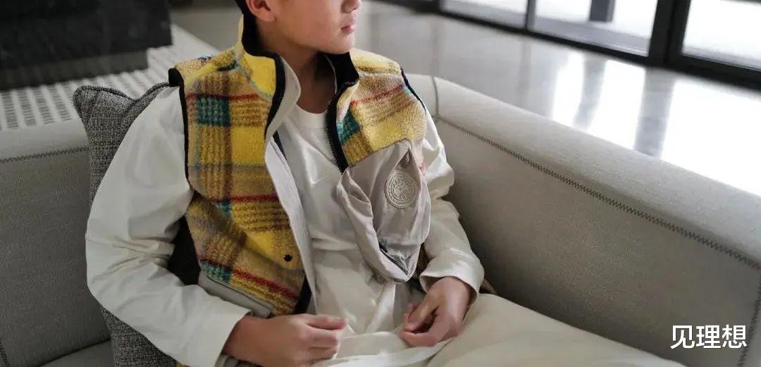 曹格|曹格14岁儿子疑将出道,烫卷发长胡茬显成熟,长相越来越像父亲!