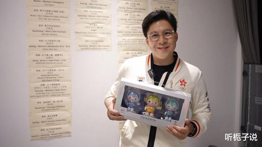 霍启刚携3个子女飞瑞士！子女全程安静教养很高，大方与网友合照