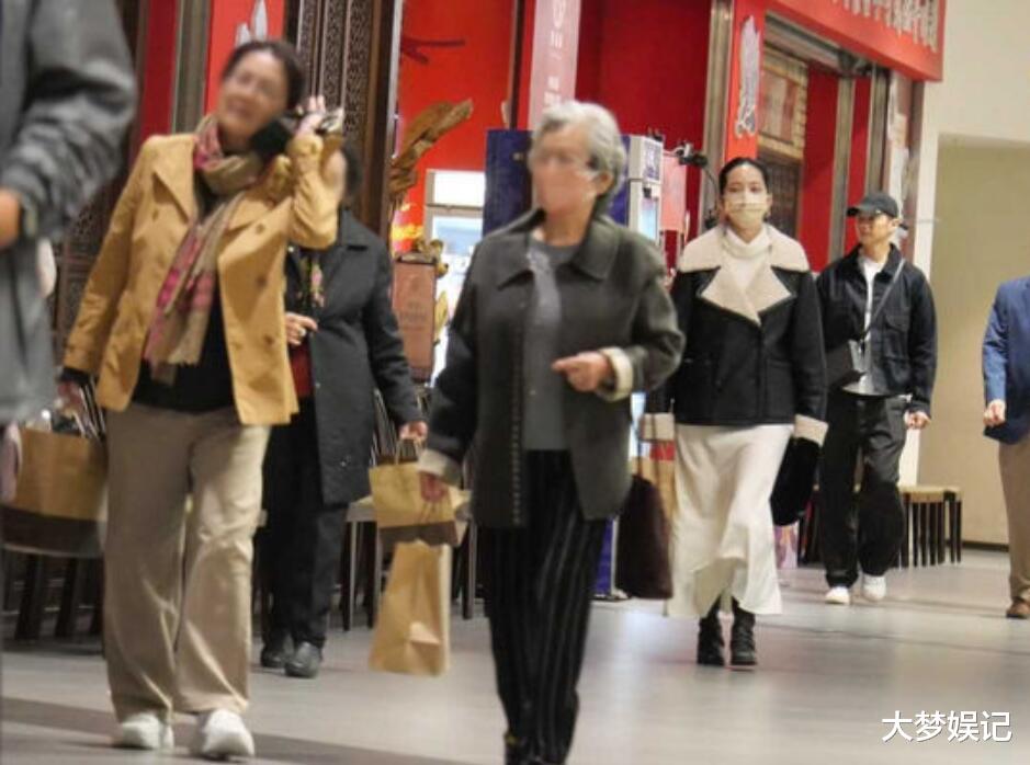 直击曾之乔、辰亦儒林口吃饭!几乎“0互动全被拍”回家也分开走