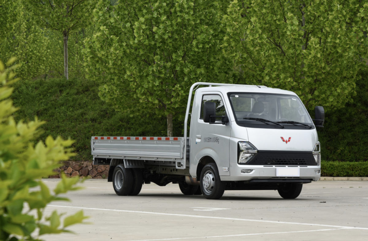 五菱打造了一款新车,配6个车轮,货箱3米8能进城,关键6万多开走 - 汽车