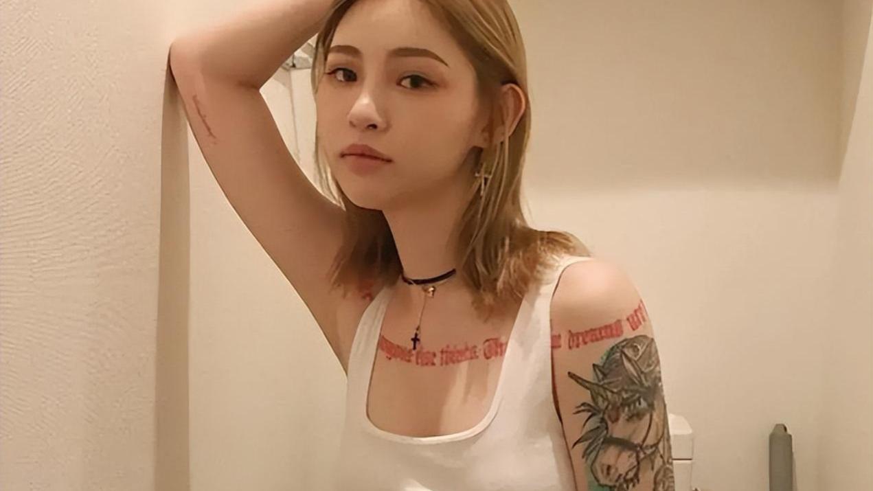 网红痞幼当伴娘登热搜！穿白色礼服惹争议，颜值差距大网友认不出