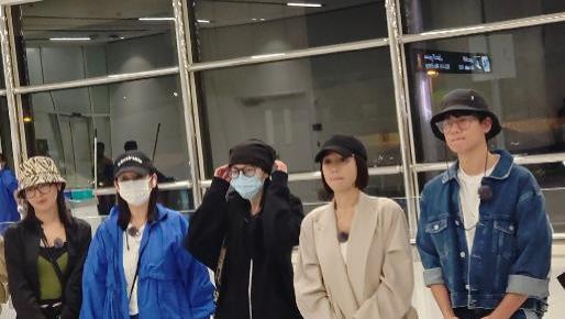 迪丽热巴|花儿与少年5开录，姐姐弟弟齐聚机场，路人不满嘉宾名单