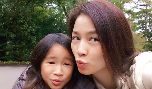 张庭|移民？张庭13岁女儿上外籍学校，穿吊带秀蛮腰，与外国同学热舞