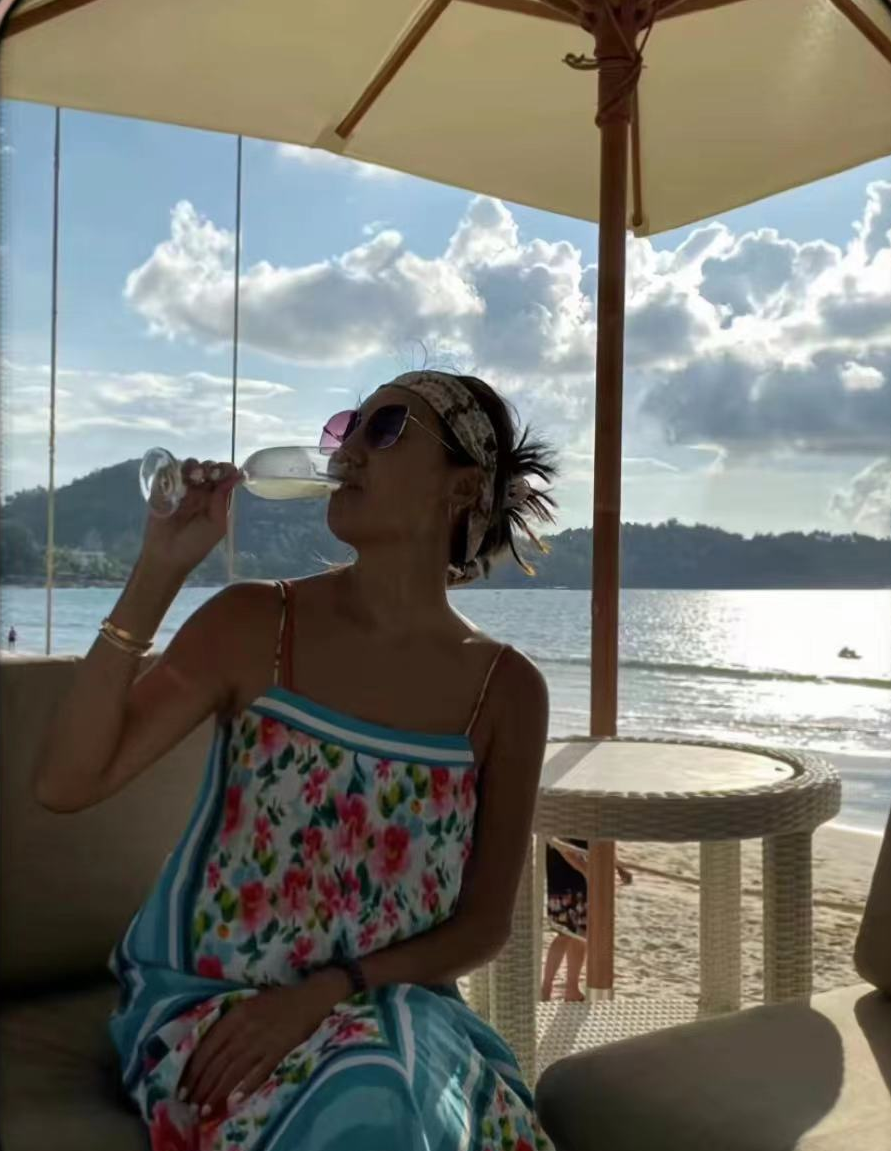 高曙光定居泰国，豪华别墅与小16岁娇妻秀恩爱，幸福生活惹关注