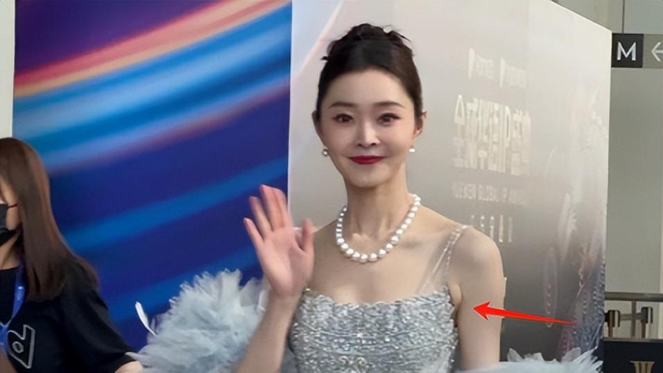 新加坡这一夜，女星突破自我！都很敢穿，不再保守，脸上写满野心