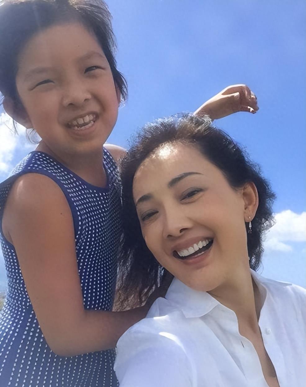 50岁牛莉美国生活,住富人区豪宅喜笑颜开,笑容僵硬再被吐槽整容