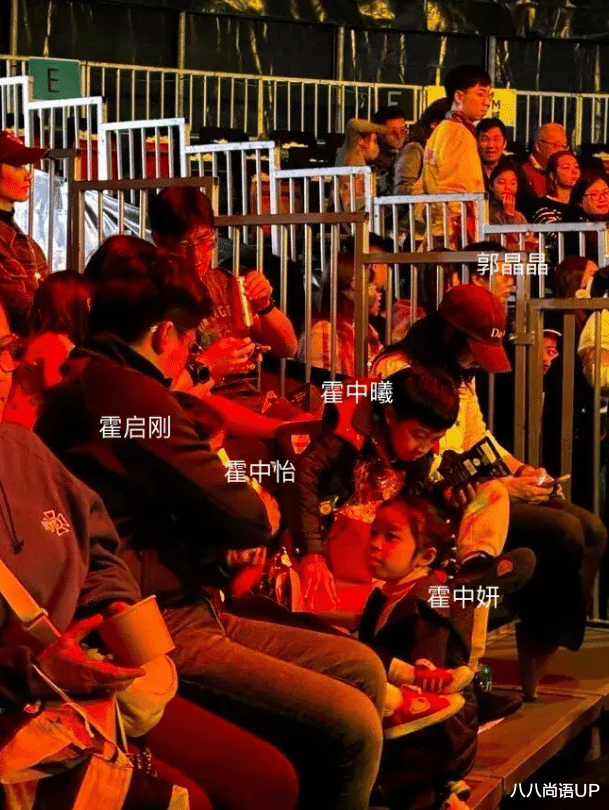 郭晶晶一家最新照!阔少老公照顾小女儿喝水,8岁霍中妍一脸羡慕