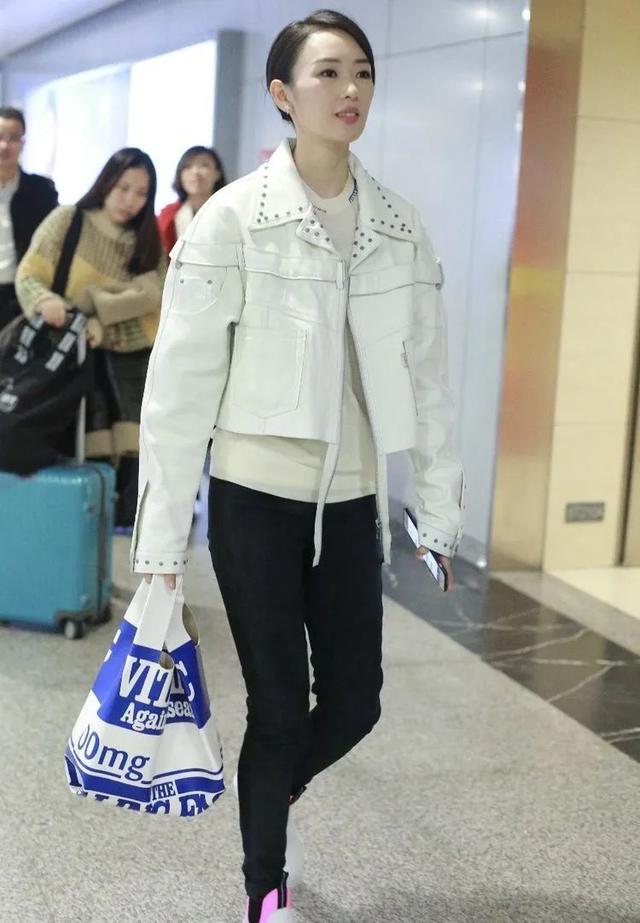 童瑶跟游客拼桌吃饭，素颜干净清秀，而且跟章子怡并不像比她漂亮