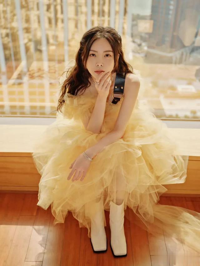 迪丽热巴|3月4日迪丽热巴黑西装造型气场全开，张天爱虞书欣抹胸裙性感迷人