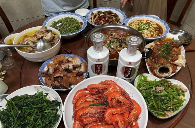 广西|四川女子远嫁广西,五一做一桌菜,婆家人却不领情:饿急眼也不吃