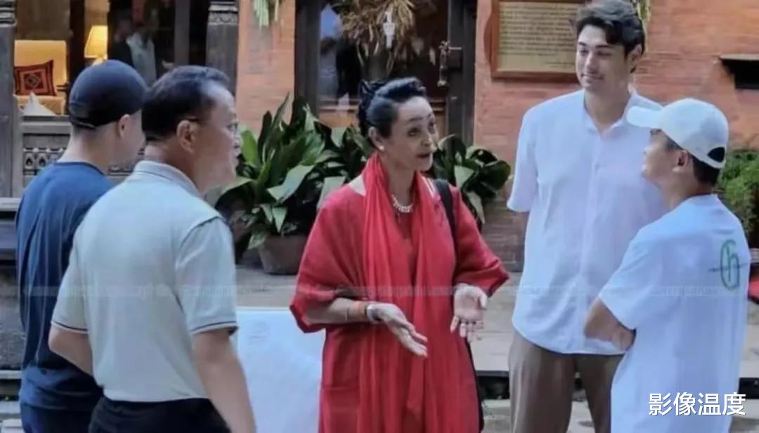 59岁马云突然现身波黑:戴厚帽、穿短裤在路边孤单吃饭,被国外粉丝围观