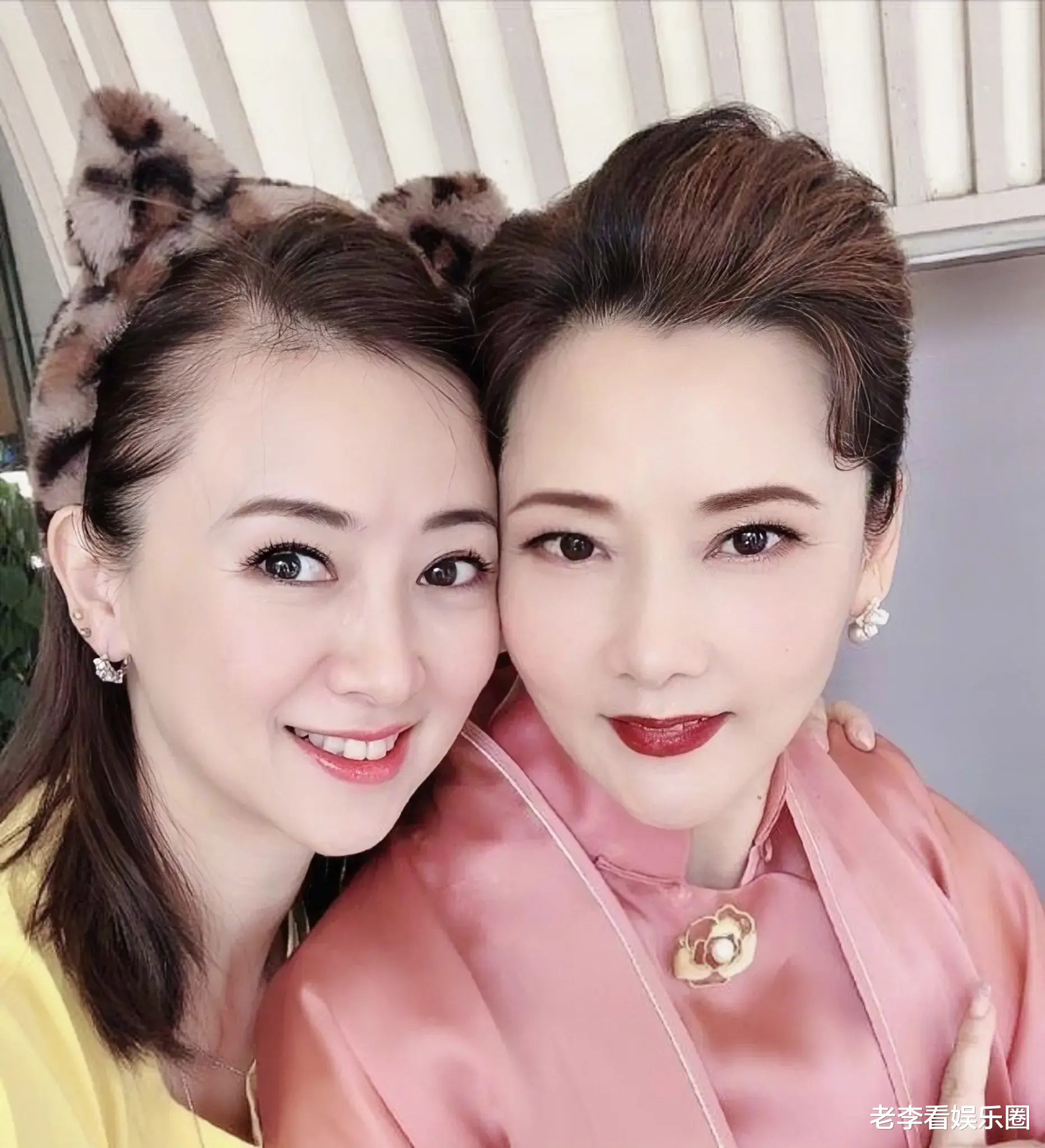 何赛飞与翁虹同框，女人味丝毫不落下风，嗲声嗲气谁又能抵挡呢？