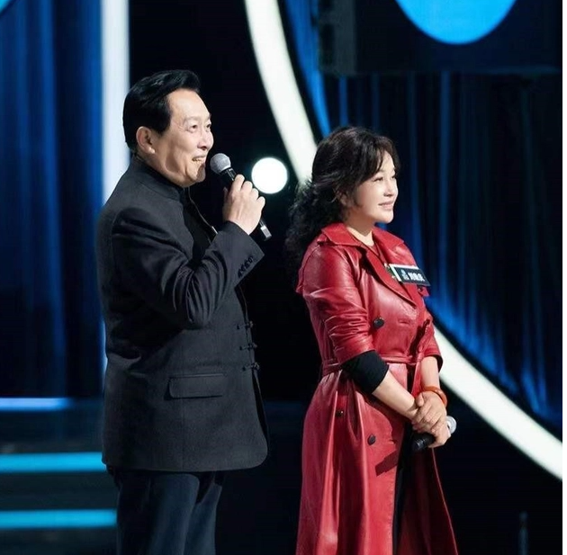 唐国强女儿唐莉:母亲早逝,父亲再婚,我的亲情有泪眼 - 娱乐资讯(主打