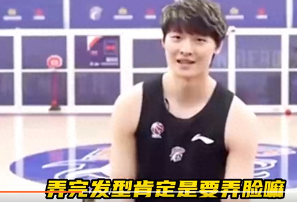 搞笑!王哲林出门必备五件套曝光,网友:精致的猪猪男孩