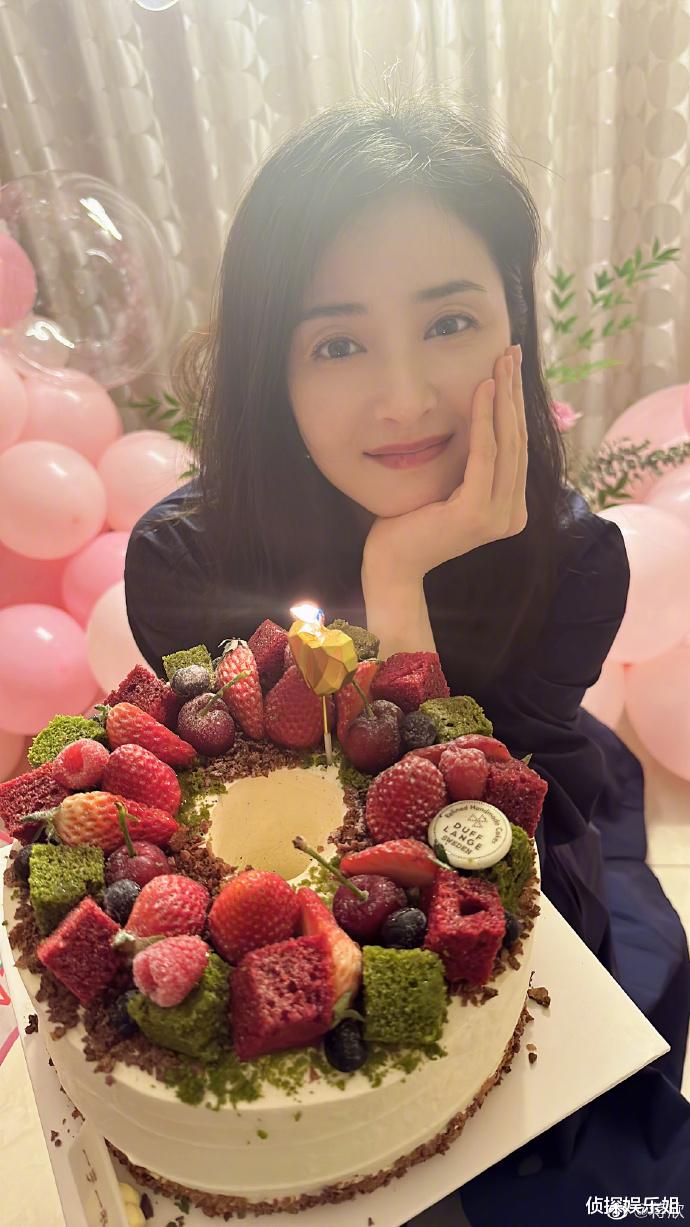 魏大勋|40岁蒋欣晒生日现场照,穿束腰黑裙越来越瘦,脚背青筋超明显