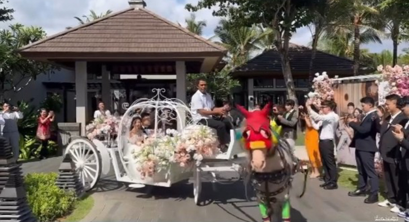 29岁何依婷婚礼现场曝光，与老公坐马车入场超梦幻，安排火球表演排场大