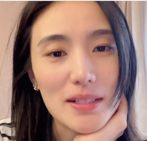 海哈金喜|李亚鹏小女儿手部长期脱皮，姥爷带着去医院看病，海哈金喜很担忧