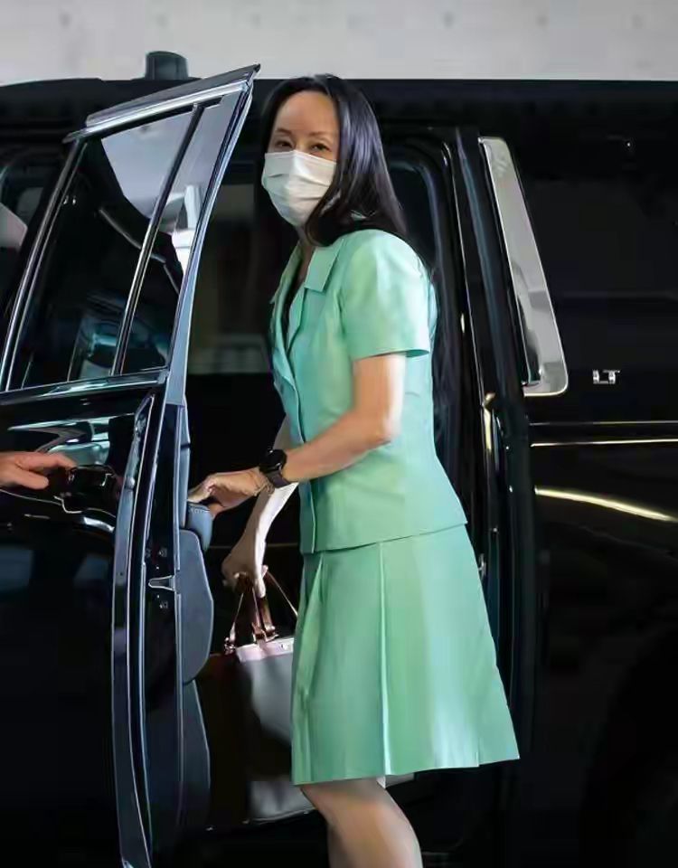 女人到了五六十岁,还是穿裙装更洋气高级,看50岁孟晚舟就知道了