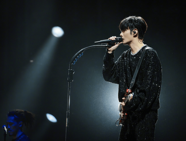 杨丞琳|李荣浩开演唱会,妻子杨丞琳携潘玮柏助阵,打扮简单不抢老公风头