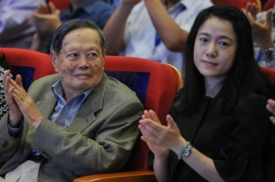 101岁杨振宁拄拐现身,携妻与3个子女合影留念,翁帆站边上似保姆