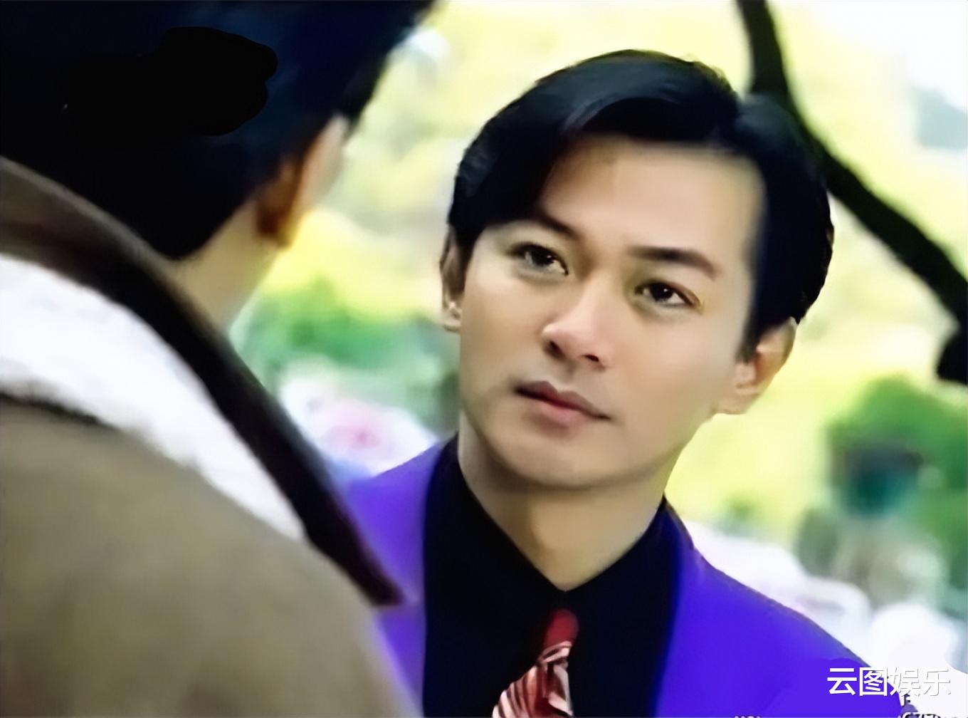 江华|知名男星江华行为引热议!街上无视路人目光,边吃饭边原地狂转圈