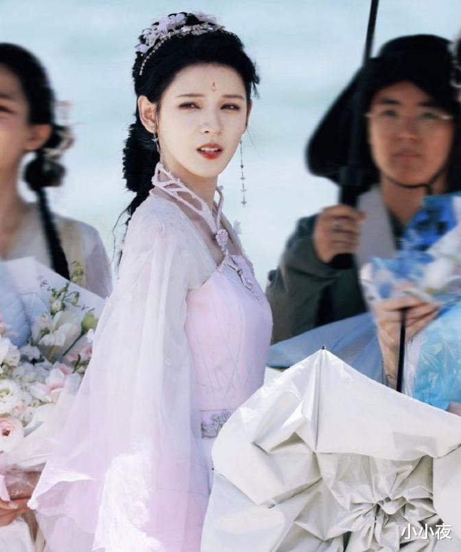 张予曦《斗罗大陆2》杀青照曝光,甜美笑容迷人动人