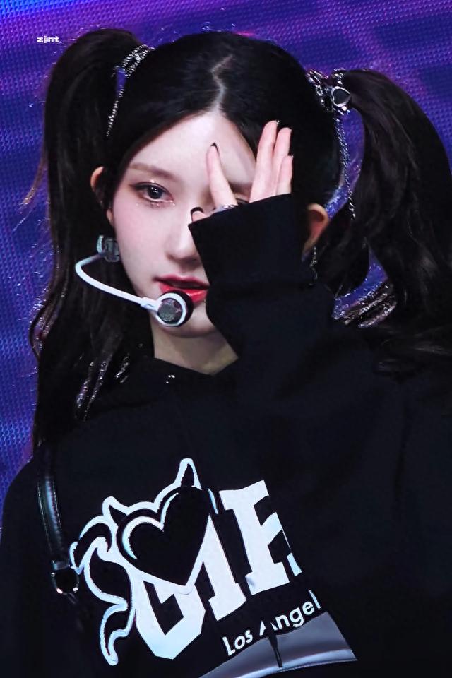 麻花辫和双马尾造型的/金秋天