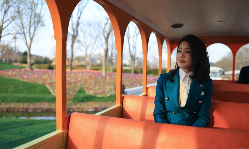 韩国 9位第一夫人齐聚韩国！50岁金建希穿成熟蓝站C位，少女脸格外惊艳