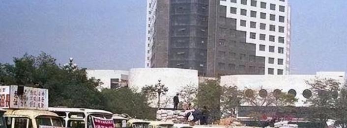 1998年,悍匪白宝山被判处死刑,临刑前唯一要求:想和情人合个影
